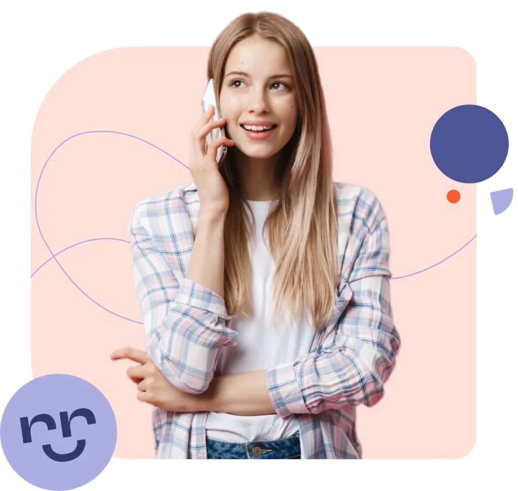 Femeie tânără zâmbitoare cu păr blond programând telefonic o vizită la stomatolog, pe fundal roz deschis lângă logo-ul Sorriso Dent