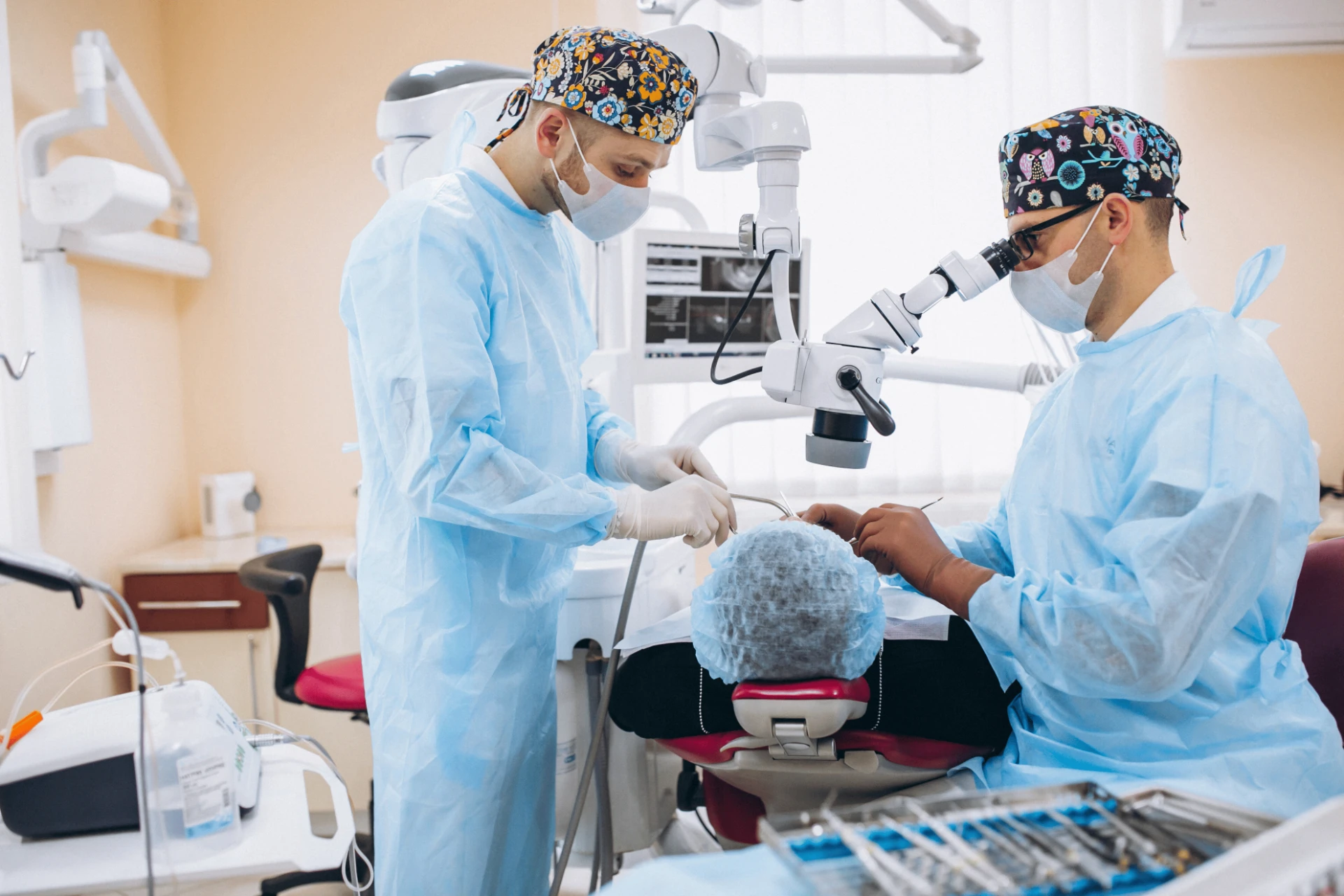 Doi medici dentiști în timpul unui tratament la Sorriso Dent Pașcani